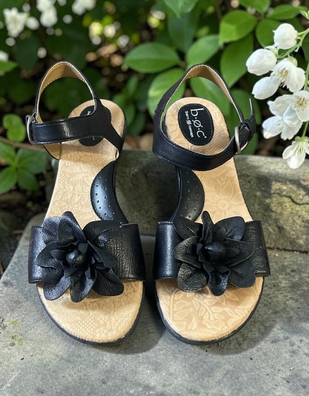 B.O.C. Black Leather Concept Sandals Flower Floral Sz 11 Cushion Casual Vacation